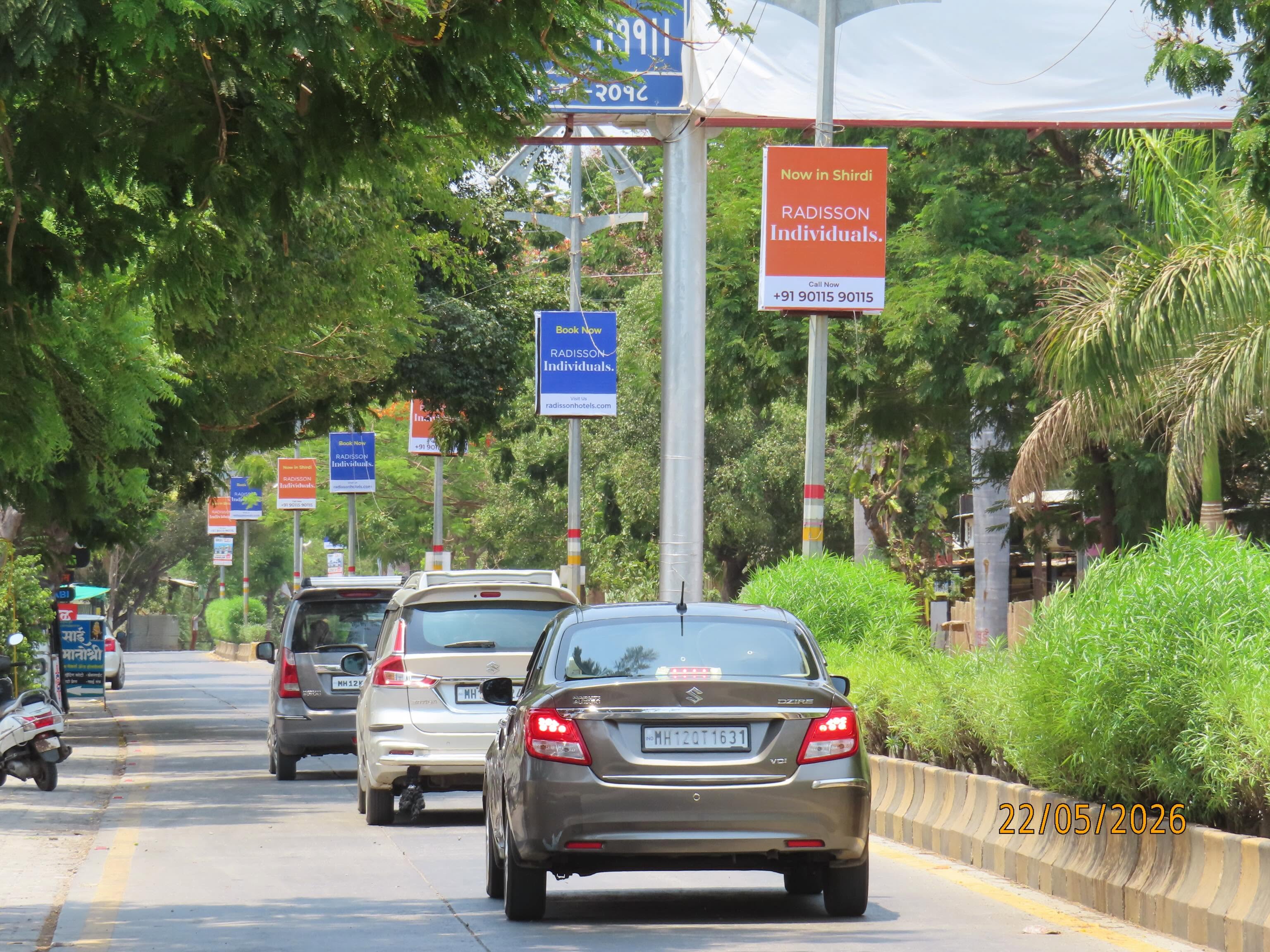 Gantry and unipole advertising